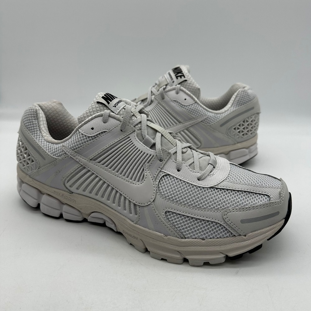 Nike BV1358-001 Mens Size 13 Sneakers Vast Grey Air Zoom Vomero 5 Running Shoes